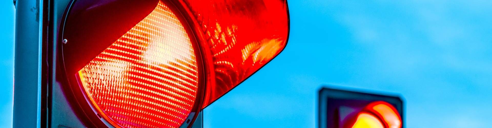 كيف تعمل إشارات المرور عند التقاطعات