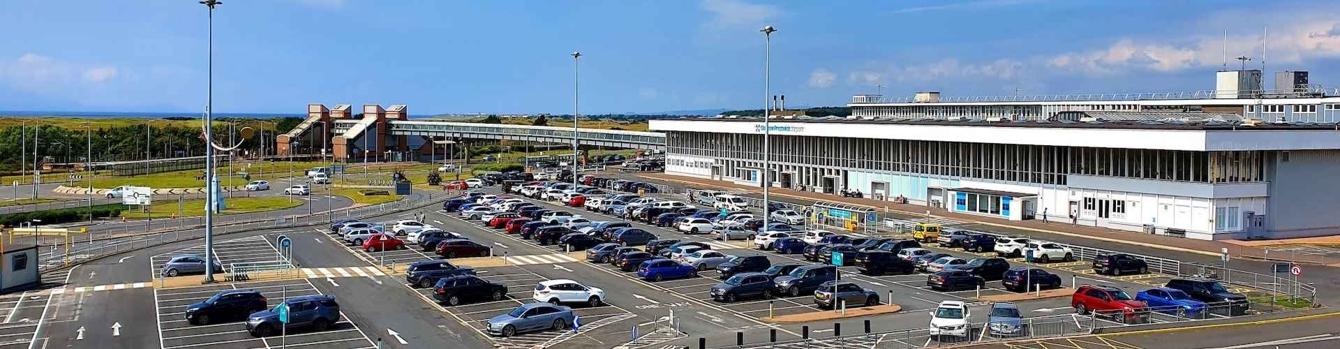 كم تبلغ تكلفة موقف السيارات في المطار؟