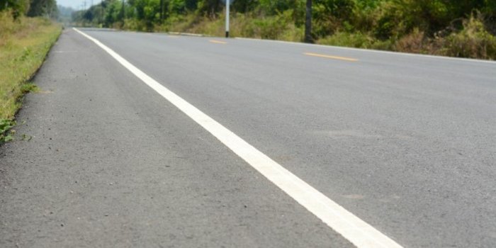 Línea blanca continua al costado de la carretera