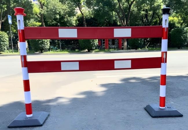 portable barrier post with base