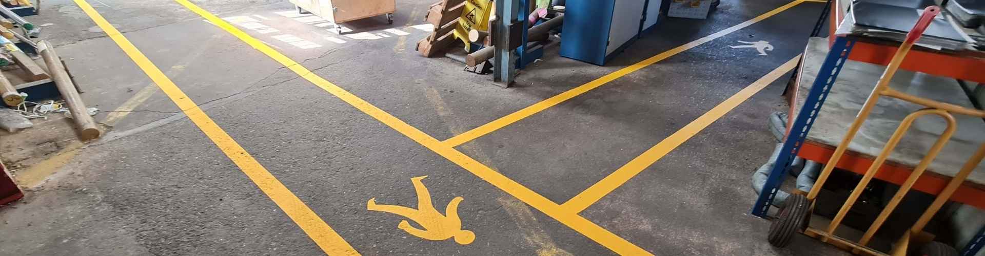 Bodenmarkierungen in der Fabrik