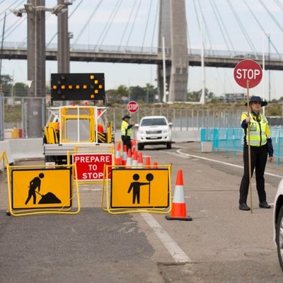 لافتة موقف أرجوحة على طريق قيد الإنشاء