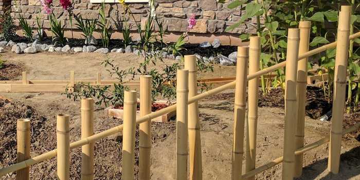 أعمدة سياج من الخيزران