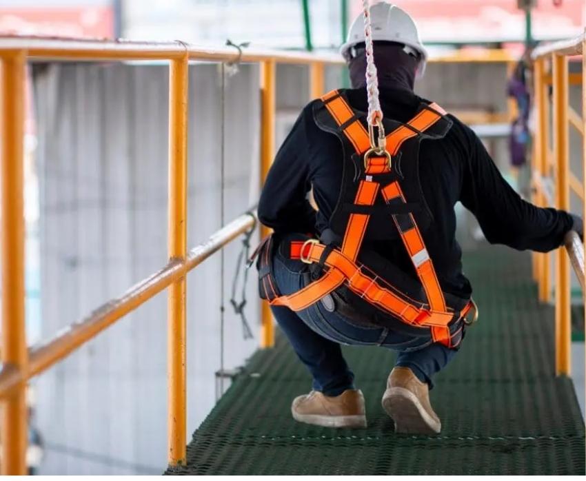 Arnés de cuerpo completo según las normas OSHA y ANSI.