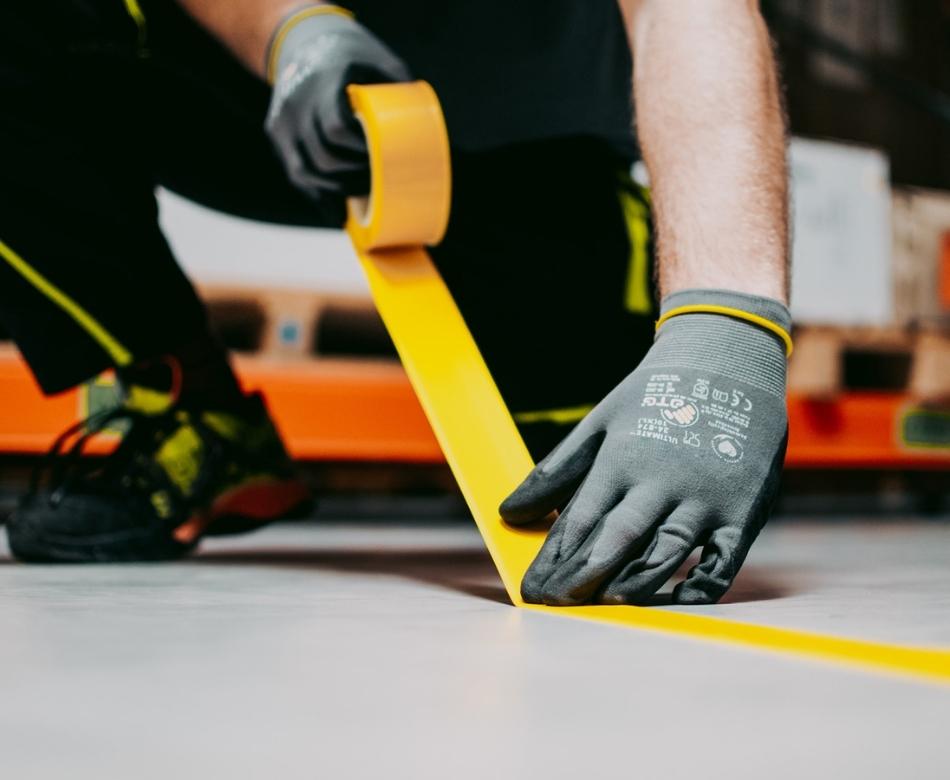 Cómo aplicar cinta para marcar el suelo