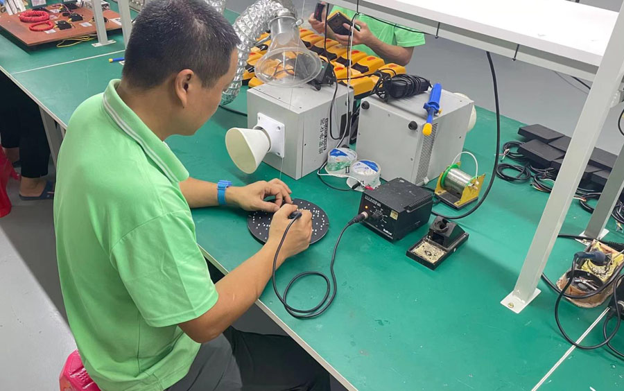 Soudure de circuits imprimés pour feux de signalisation à LED