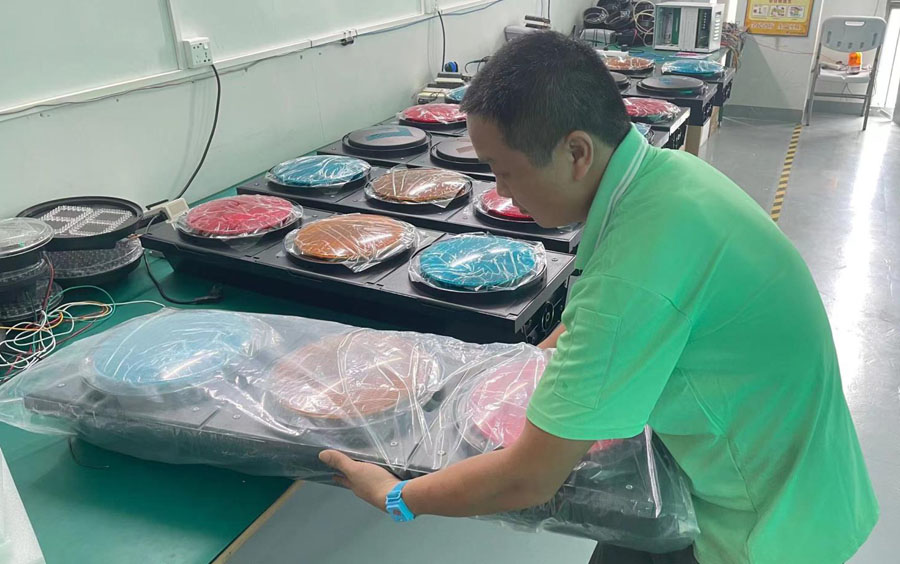 Inspection de contrôle qualité des feux de circulation à DEL