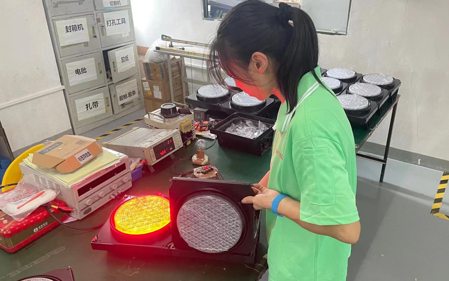 Inspection de contrôle qualité des feux de circulation à DEL