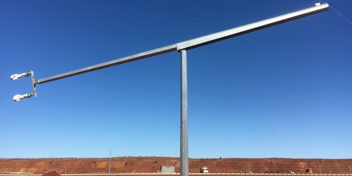 عمود إنارة بمفصل وسطي