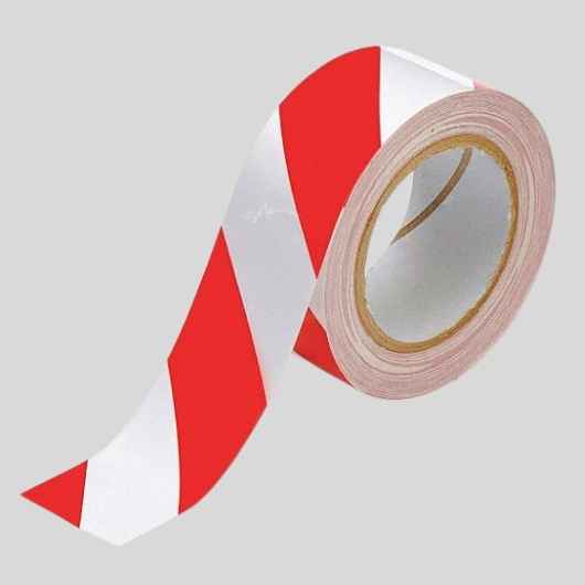 Cinta roja y blanca para marcar el suelo