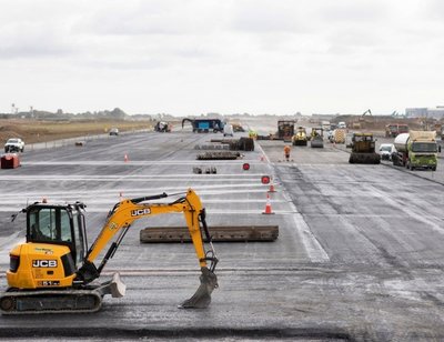 Panneau de fermeture de piste pour travaux de construction de piste