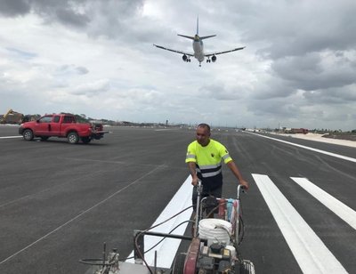 Balise de fermeture de piste pour la maintenance de la piste