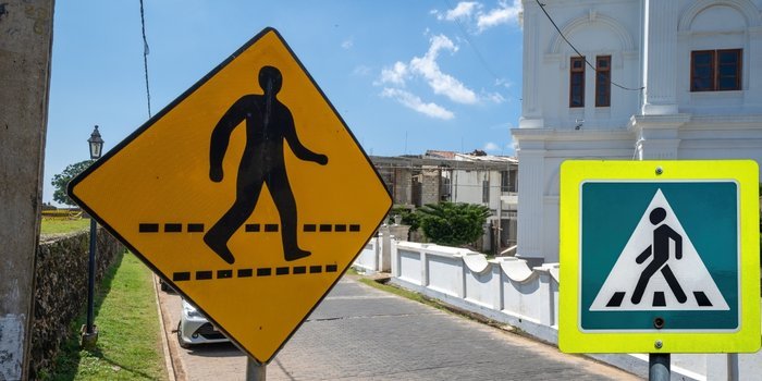 Señal de advertencia para el paso de peatones